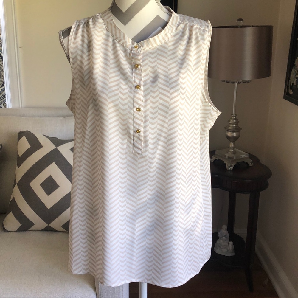 🎉 Violet and Claire Tan Chevron Top